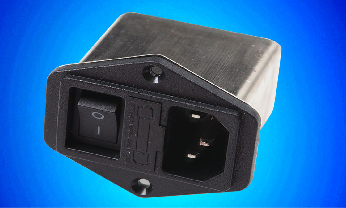 Durchführung von Spektrumanalysen Schalter-Socketfilter zur Verringerung elektromagnetischer Störungen und zum Schutz der Sicherheit von Geräten
